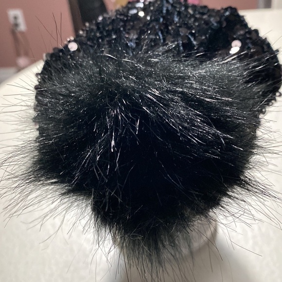 Justice " Don't let anyone put a label on you"
Sequin Beanie black fur Pompom - Picture 5 of 12